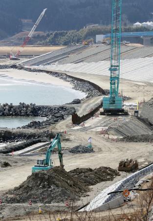 3月7日，日本宫城县气仙沼市的中岛海岸正在进行防波堤施工。