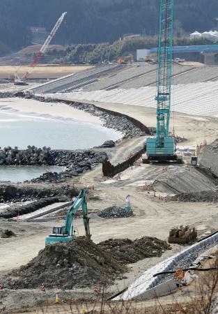 3月7日,日本宫城县气仙沼市的中岛海岸正在进行防波堤施工。