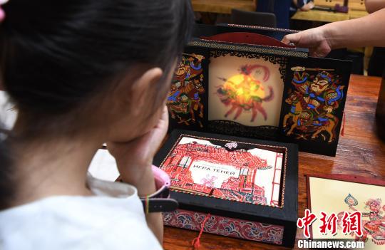 图为手工创意书《玩儿皮影》。 杨艳敏 摄