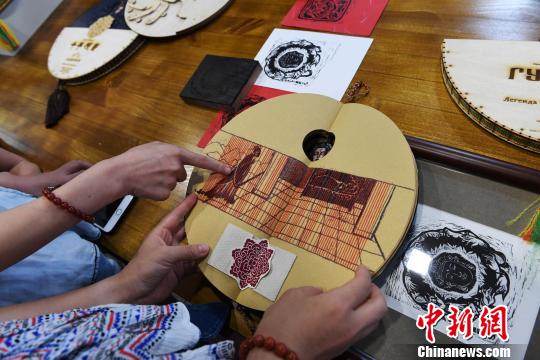 图为手工创意书《千手观音》。 杨艳敏 摄