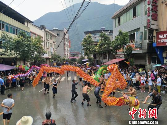 图为“祭天耍水龙”民俗活动。　杨勇 摄