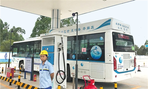 位于广东省佛山市南海区丹灶镇的瑞晖加氢站是全国首个全商业化运营的加氢站。本报记者 郑杨摄
