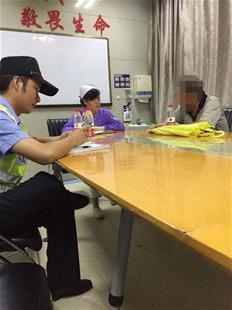 楚天都市报讯 图为:在民警调解下,医院同意赔偿李先生1000元