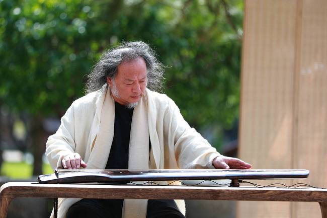 中国著名古琴演奏家王鹏演绎古琴名曲《平沙落雁》（摄影：王传俊）