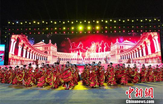图为当晚文艺表演。 姜涛 摄