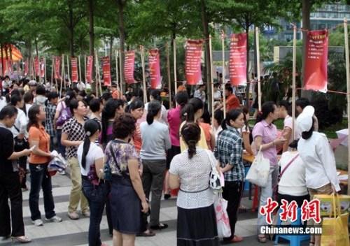 资料图:2011年5月8日母亲节,广西南宁市有关单位联合主办母亲专场招聘会。 黄艳梅 摄