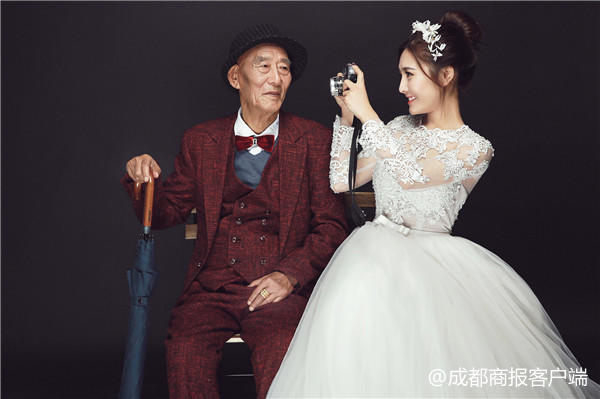 看哭!女孩和病重爷爷拍婚纱照:怕他看不到结婚那天