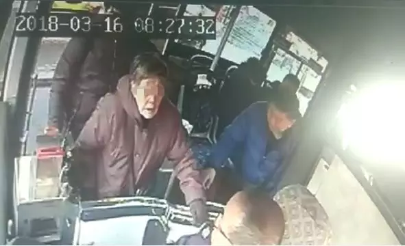老人送儿子最后一程后登上公交 司机这一举动感人
