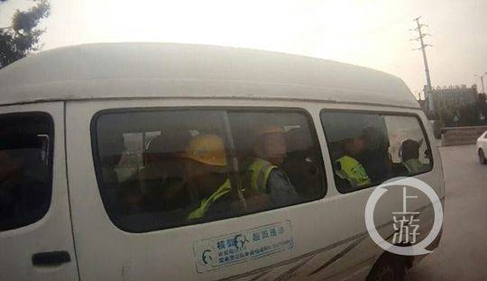 怎么塞进去的?重庆一6座面包车竟坐了27名工人