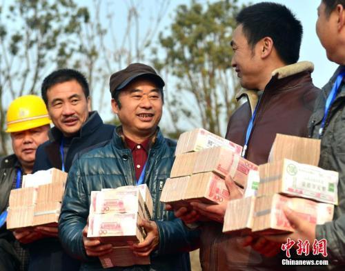 资料图：刚刚领到工资的农民工们。图片来源：视觉中国