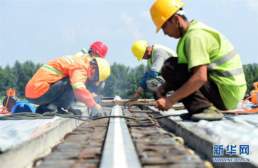 (社会)(3)高温下的筑路工人