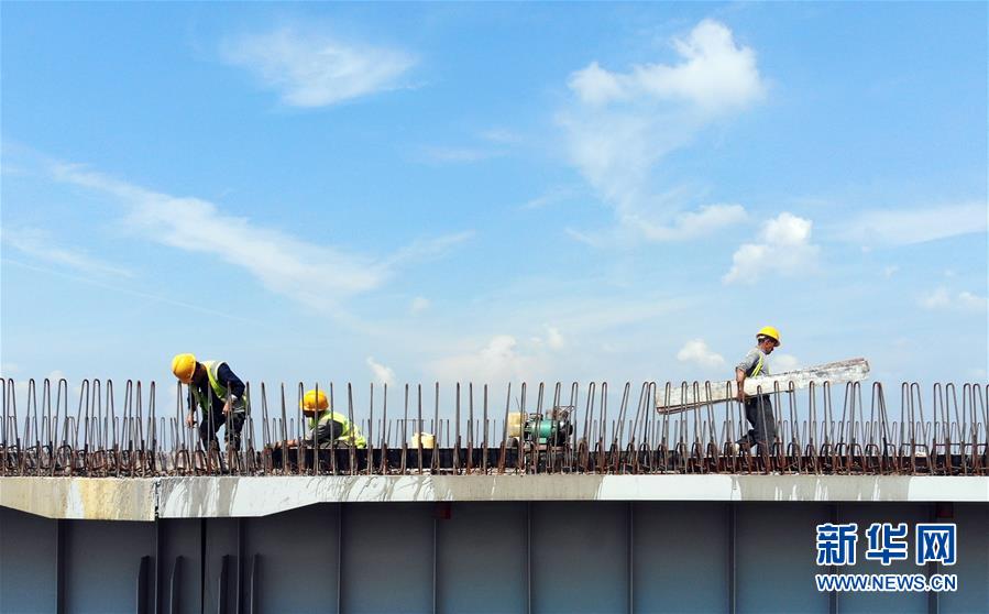(社会)(1)高温下的筑路工人