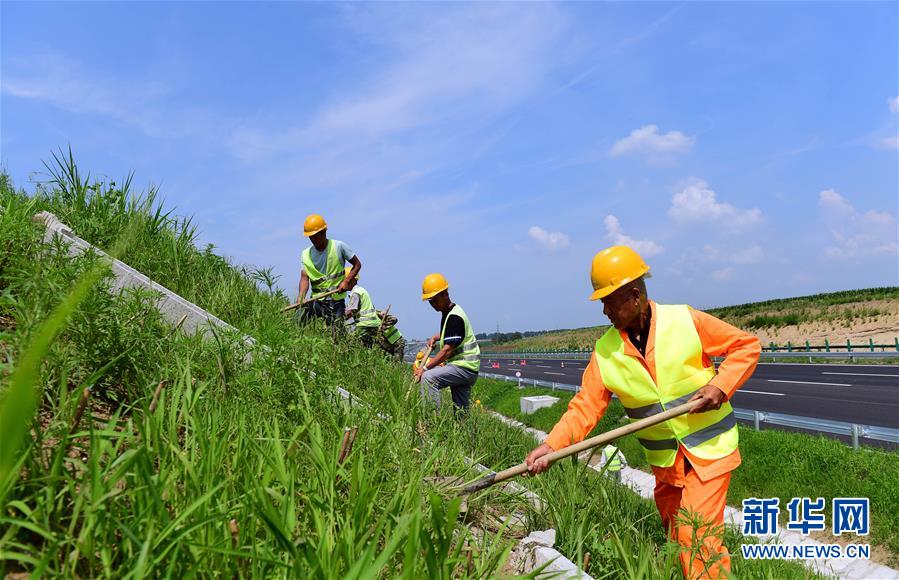 (社会)(5)高温下的筑路工人