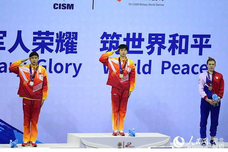 获得冠军的中国选手杨浚瑄（中）与获得亚军的中国选手王简嘉禾（左）和获得季军的俄罗斯选手GUZHENKOVA ANASTASIA在颁奖台上。